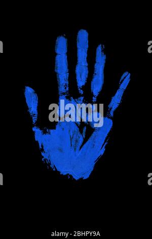 Blauer menschlicher Handdruck auf schwarzem Hintergrund isoliert Nahaufnahme, Handdruck Illustration, Handfläche und Finger Silhouette Marke, eine Hand Form Stempel Stockfoto