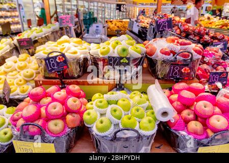 Viele Arten von Äpfeln auf dem Korb in BluePort Supermarkt Thailand Whice wurden aus anderen Ländern und ihren Preis in Thai Baht importiert. Huahin, Thailand Stockfoto