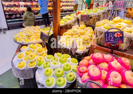 Viele Arten von Äpfeln auf dem Korb in BluePort Supermarkt Thailand Whice wurden aus anderen Ländern und ihren Preis in Thai Baht importiert. Huahin, Thailand Stockfoto