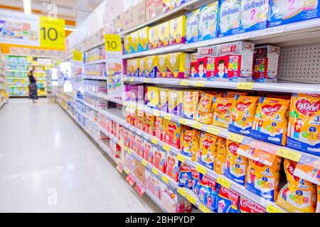 Viele Marken von Babymilch gestapelt in Regalen im TYesco Lotus Supermarkt mit Thai Preis in Baht. Bangkok, Thailand, 1. Mai 2018 Stockfoto