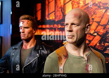 London, England, UK - 2. Januar 2020: Wachsfiguren von Bruce Willis, die von Madam Tussauds 1884 geschaffen wurden, Madame Tussauds Wachsfigurenkabinett, eines der vielen Wachsfigurenkabinette Stockfoto