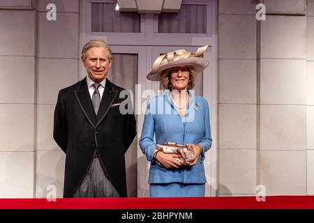 London, England, UK - 2. Januar 2020: Wachsfiguren des Prinzen Charles und der Prinzessin Camilla, Madame Tussauds Wachsfigurenkabinett, eine der beliebtesten Führungen Stockfoto