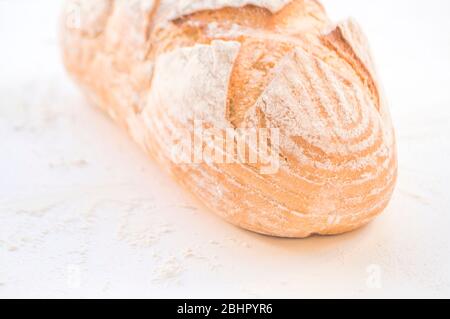 Frisch gebackenes Vollkornbrot mit Mehl auf weißem Grund. Lebensmittelkonzept. Stockfoto