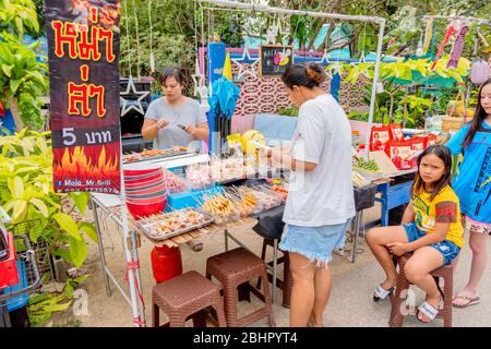Thailänder kaufen Fleischbällchen-Stick von Straßennahrung Stall in der ländlichen Gegend von Thailand Huahin Thailand 12. Mai 2018 Stockfoto
