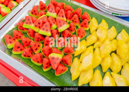 Thai-Gelee Pudding genannt Look Chub, die aus süßen gehackten Bohnen mit Jelatin und in Wassermelone und Durian Form gecoted wurden gemacht Stockfoto