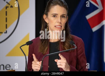 Wellington, Neuseeland. April 2020. Neuseelands Premierminister Jazinda Ardern spricht bei einer Pressekonferenz am 27. April 2020, dem letzten Tag von Alert Level 4, in Wellington, Neuseeland. Neuseeland wird am Montag um 11:59 Uhr Ortszeit von COVID-19 Alert Level 4 auf Alert Level 3 umsteigen und sich auf einige Unternehmen entspannen. Das Land bleibt zwei Wochen lang in der Alarmstufe 3, bevor am 11. Mai eine weitere Überprüfung und eine Entscheidung über die Alarmstufe gefällt wird. (Mark Mitchell/NZME/Pool via Xinhua) Quelle: Xinhua/Alamy Live News Stockfoto