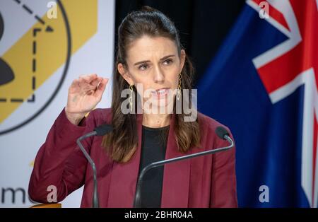 Wellington, Neuseeland. April 2020. Neuseelands Premierminister Jazinda Ardern spricht bei einer Pressekonferenz am 27. April 2020, dem letzten Tag von Alert Level 4, in Wellington, Neuseeland. Neuseeland wird am Montag um 11:59 Uhr Ortszeit von COVID-19 Alert Level 4 auf Alert Level 3 umsteigen und sich auf einige Unternehmen entspannen. Das Land bleibt zwei Wochen lang in der Alarmstufe 3, bevor am 11. Mai eine weitere Überprüfung und eine Entscheidung über die Alarmstufe gefällt wird. (Mark Mitchell/NZME/Pool via Xinhua) Quelle: Xinhua/Alamy Live News Stockfoto