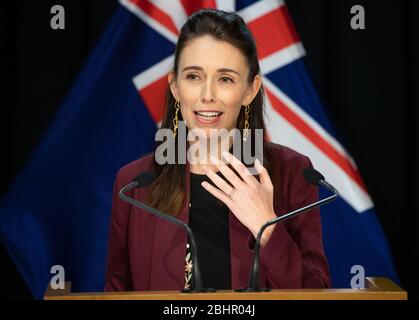 Wellington, Neuseeland. April 2020. Neuseelands Premierminister Jazinda Ardern spricht bei einer Pressekonferenz am 27. April 2020, dem letzten Tag von Alert Level 4, in Wellington, Neuseeland. Neuseeland wird am Montag um 11:59 Uhr Ortszeit von COVID-19 Alert Level 4 auf Alert Level 3 umsteigen und sich auf einige Unternehmen entspannen. Das Land bleibt zwei Wochen lang in der Alarmstufe 3, bevor am 11. Mai eine weitere Überprüfung und eine Entscheidung über die Alarmstufe gefällt wird. (Mark Mitchell/NZME/Pool via Xinhua) Quelle: Xinhua/Alamy Live News Stockfoto