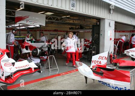 Testtag für das Toyota Formel 1 Team auf der Rennstrecke Silverstone Race Ansicht der Boxenwerkstatt England 20. September 2006 Stockfoto