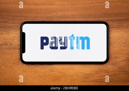 Ein Smartphone mit dem PayTM-Logo liegt auf einem einfachen Holztisch (nur für redaktionelle Zwecke). Stockfoto