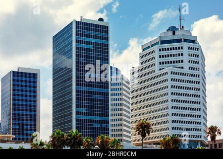 Moderne Bürogebäude mit Glasfassade im Geschäftszentrum von Tel Aviv, Israel. Stockfoto