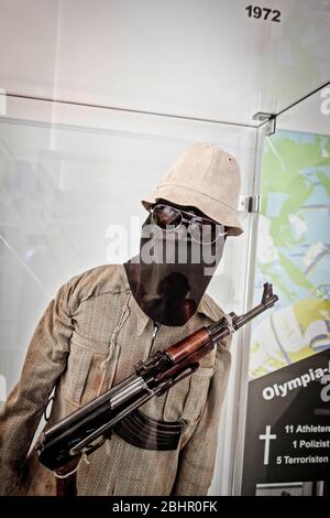 In der Beweiskammer des Polizeihauptquartiers in München sind die Kleidung und Waffen des Terroristenführers Issa ausgestellt, die er bei der Ermordung des israelischen Olympia-Teams 1972 trug. Stockfoto