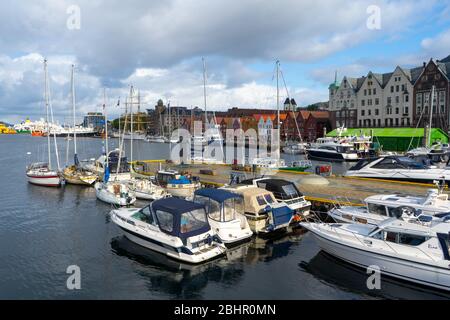 UNESCO WHS Bryggen im Hintergrund des Bergener Hafens und viele Boote sind dort geparkt. August 2019 Stockfoto