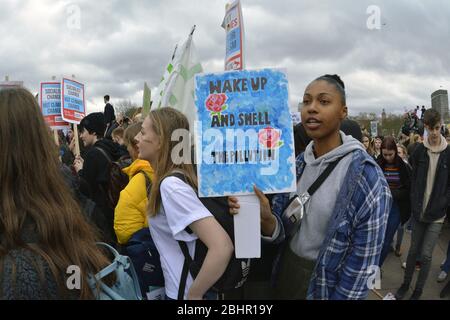 Schüler fordern radikale Klimamaßnahmen in einem britischen Streik, an dem Tausende von Jugendlichen aus dem ganzen Land teilgenommen haben - mehr als 15,00 Stockfoto