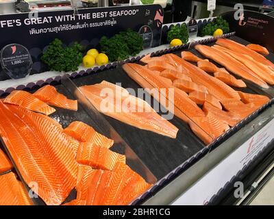 Foto, viele Stücke von roher Lachs Fisch zum Verkauf im Supermarkt von Thailand Bangkok, 22. Dezember 2018 Stockfoto