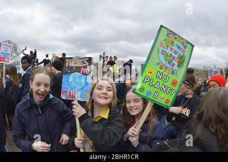 Schüler fordern radikale Klimamaßnahmen in einem britischen Streik, an dem Tausende von Jugendlichen aus dem ganzen Land teilgenommen haben - mehr als 15,00 Stockfoto