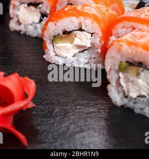 Traditionelle frische japanische Sushi-Rolle aus nächster Nähe. Für Text platzieren. Stockfoto