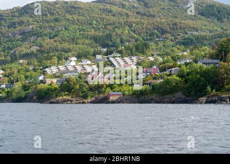 Fjordkreuzfahrt in Berge, Norwegen. Skandinavischer Lebensstil: Häuser am Berg und schöne Natur. August 2019 Stockfoto