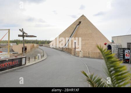 14. September 2017, Sachsen, Leipzig: Die Wildwasseranlage "Fluch des Pharao" mit einer künstlichen Pyramide im Freizeitpark Belantis. Foto: Jan Woitas/dpa-Zentralbild/ZB Stockfoto