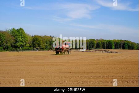 Spritzen gepflügt Feld in Nord norfolk, england Stockfoto