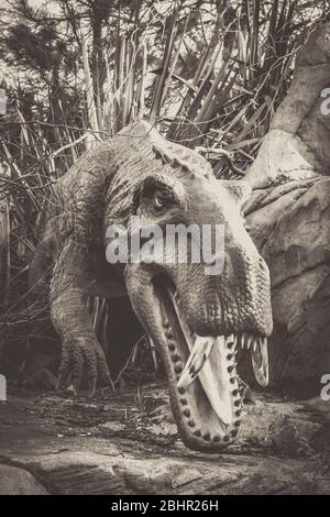Monochrome, Nahaufnahme von lebensgroßen prähistorischen Tieren, animatronisches Dinosaurier-Modell, Land der lebenden Dinosaurier, West Midland Safari Park, Großbritannien. Stockfoto