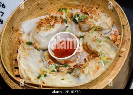 Teller mit traditionellen nepalesischen Essen Momos. Dampf gekochte Momos mit Sauce. Draufsicht. Frisches Essen Buffet Brunch Catering Essen Party Sharing Konzept Stockfoto