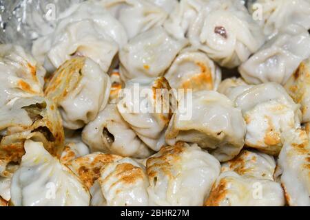 Teller mit traditionellen nepalesischen Essen Momos. Dampf gekochte Momos mit Sauce. Draufsicht. Frisches Essen Buffet Brunch Catering Essen Party Sharing Konzept Stockfoto