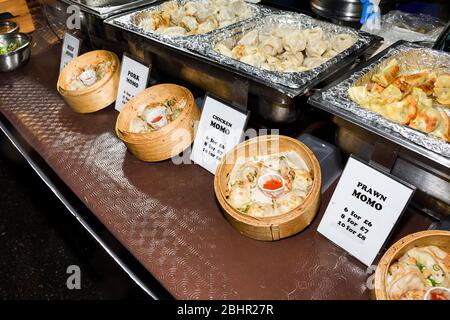 Teller mit traditionellen nepalesischen Essen Momos. Dampf gekochte Momos mit Sauce. Draufsicht. Frisches Essen Buffet Brunch Catering Essen Party Sharing Konzept Stockfoto