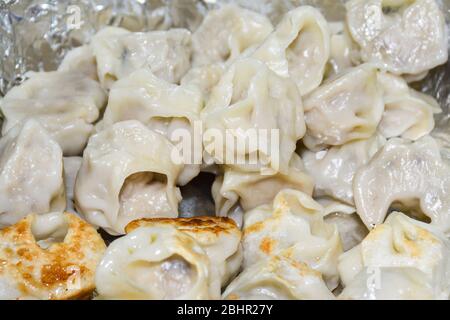 Teller mit traditionellen nepalesischen Essen Momos. Dampf gekochte Momos mit Sauce. Draufsicht. Frisches Essen Buffet Brunch Catering Essen Party Sharing Konzept Stockfoto