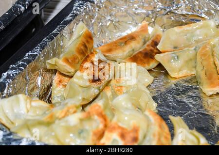 Teller mit traditionellen nepalesischen Essen Momos. Dampf gekochte Momos mit Sauce. Draufsicht. Frisches Essen Buffet Brunch Catering Essen Party Sharing Konzept Stockfoto