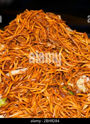 Asiatisch vegetarisch essen Udon Nudeln mit Baby Bok Choy, Shiitake-Pilze, Sesamöl und Pfeffer close-up auf einem Teller auf den Tisch. horizontale Ansicht von oben her Stockfoto