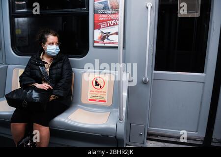 Mailand, Italien - 27. April 2020: Soziale Distanzierung Wegweiser in den U-Bahn-Zügen, die Personen raten, während der Reise Abstand zu halten, um den Ausbruch des Covid-19 Coronavirus einzudämmen Quelle: Piero Cruciatti/Alamy Live News Stockfoto