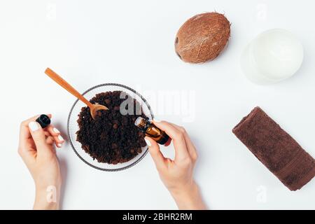 Ansicht von oben junge Frau Hände Vorbereitung natürliche kosmetische Körperpeeling aus gemahlenem Kaffee, Kokosöl mit Zusatz von aromatischer Essenz. Stockfoto