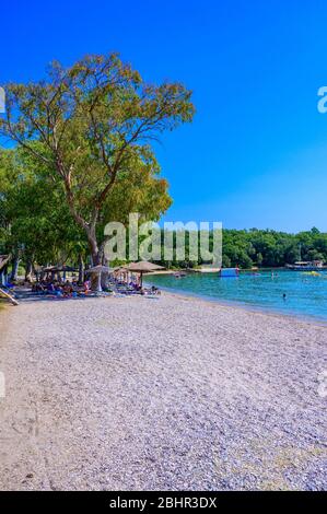 Dassia Strand mit kristallklarem azurblauem Wasser in wunderschöner Landschaft Scnery - paradiesische Küste der Insel Korfu, Ionisches Archipel, Griechenland. Stockfoto