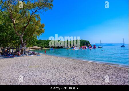 Dassia Strand mit kristallklarem azurblauem Wasser in wunderschöner Landschaft Scnery - paradiesische Küste der Insel Korfu, Ionisches Archipel, Griechenland. Stockfoto