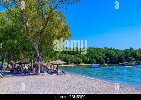 Dassia Strand mit kristallklarem azurblauem Wasser in wunderschöner Landschaft Scnery - paradiesische Küste der Insel Korfu, Ionisches Archipel, Griechenland. Stockfoto