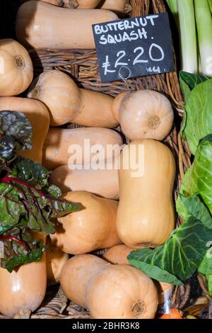 Lokale Produkte zum Verkauf auf dem Markt angezeigt. Borough Farmer's Market in London. Bio und Bio frisch gesunde Ernährung Konzept. Gemüse, Gemüse, Stockfoto