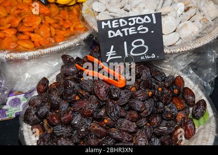 Getrocknete Früchte Datteln, Pflaumen, Aprikosen, Feigen mit Walnussfüllung, zum Verkauf auf der Theke eines Geschäfts oder Geschäft auf der Straße. Trocken süße Früchte Dessert natürlich o Stockfoto