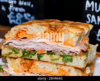 Hähnchen, Schwein oder Lammwickel oder Pita Sabich Sandwich - Pita gefüllt mit gebratenen Zutaten und hart gekochten Eiern irakischen Juden Gericht Stockfoto