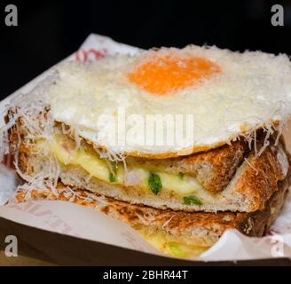 Hähnchen, Schwein oder Lammwickel oder Pita Sabich Sandwich - Pita gefüllt mit gebratenen Zutaten und hart gekochten Eiern irakischen Juden Gericht Stockfoto