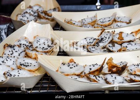 Drachenfrucht wächst auf dem Hylocereus Kaktus. Es geht durch viele Namen, einschließlich Pitaya, Pitahaya und Erdbeerbirne. Stockfoto