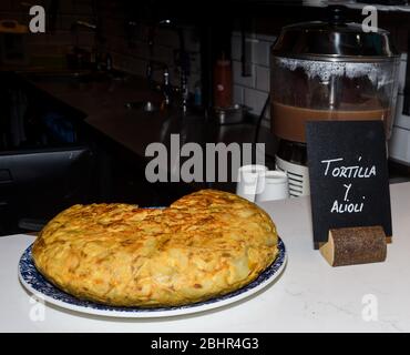 Spanische Omelette oder spanische Tortilla ist ein traditionelles Gericht aus Spanien und eines der Spezialitäten der spanischen Küche. Es ist ein Omelett gemacht w Stockfoto
