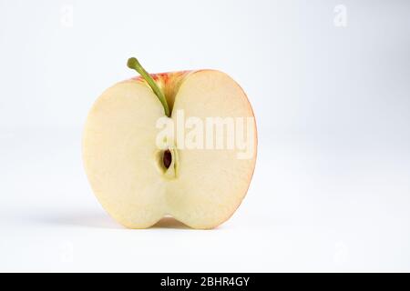 Isolierte Äpfel. Ganzen roten Apfel und eine Hälfte auf weißem Hintergrund mit Freistellungspfad isoliert Stockfoto