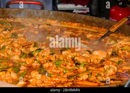 Meeresfrüchte Paella in einer großen Pfanne Wok gekocht, Street Food Festival. Mexikanische Fiesta Nationalgericht Spezialität. Live-Kochstation. Frisches Essen Buffet Frühstück Stockfoto