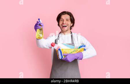 Portrait Des Aufgeregten Mannes Mit Eimer Mit Reinigungszubehör In Den Händen Stockfoto