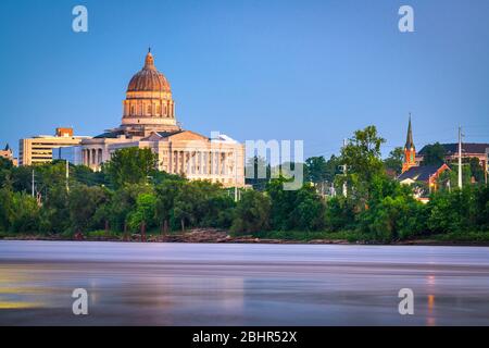 Jefferson City, Missouri, USA Blick auf die Innenstadt auf den Missouri River mit dem State Capitol in der Dämmerung. Stockfoto
