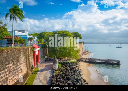 San Juan, Puerto Rico-Karibik Küste entlang Paseo De La Princesa. Stockfoto