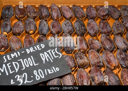 Getrocknete Früchte Datteln, Pflaumen, Aprikosen, Feigen mit Walnussfüllung, zum Verkauf auf der Theke eines Geschäfts oder Geschäft auf der Straße. Trocken süße Früchte Dessert natürlich o Stockfoto