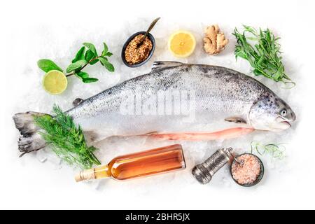 Frischer Lachs, von oben auf weißem Hintergrund mit verschiedenen Gewürzen und Wein geschossen Stockfoto