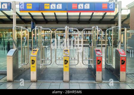 Apeldoorn, Niederlande - 11. November 2019: Automatisiertes Check-in-Gate am niederländischen Bahnhof Apeldoorn, Niederlande Stockfoto